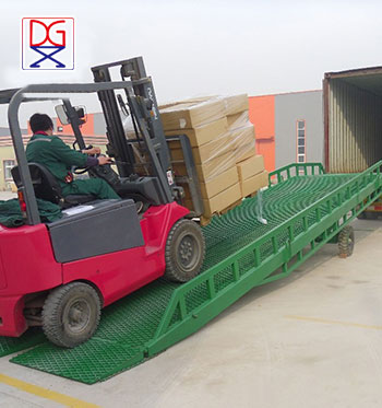 移動(dòng)集裝箱裝卸貨平臺(tái)