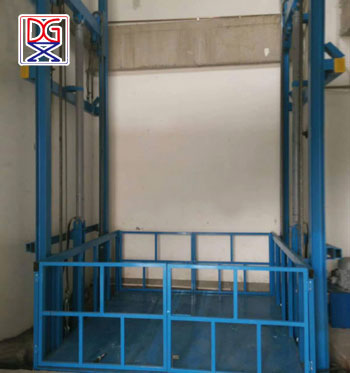 倉(cāng)庫(kù)導(dǎo)軌式升降機(jī)